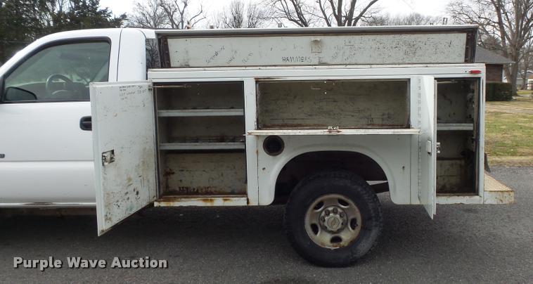 image for item K7707 2003 Chevrolet Silverado 2500HD utility truck