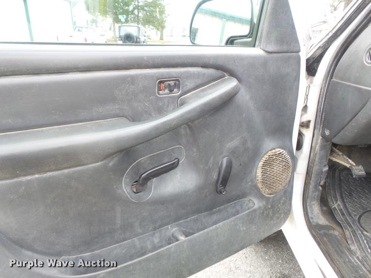 image for item K7707 2003 Chevrolet Silverado 2500HD utility truck