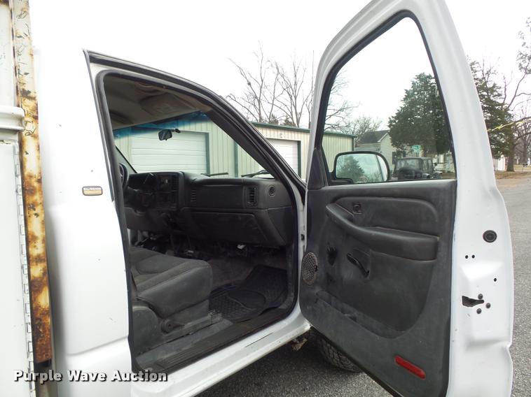 image for item K7707 2003 Chevrolet Silverado 2500HD utility truck