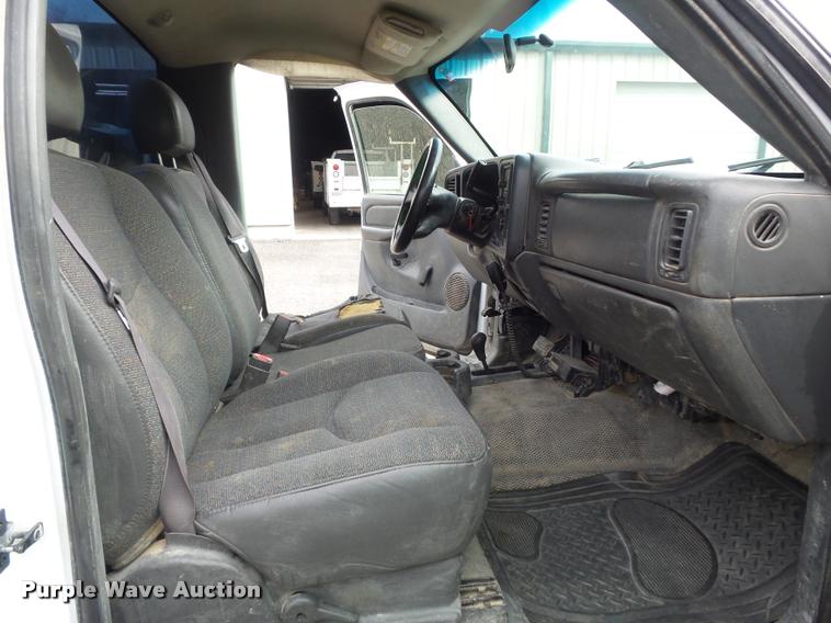 image for item K7707 2003 Chevrolet Silverado 2500HD utility truck