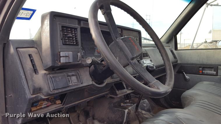 image for item L1721 1998 GMC C6500 flatbed truck