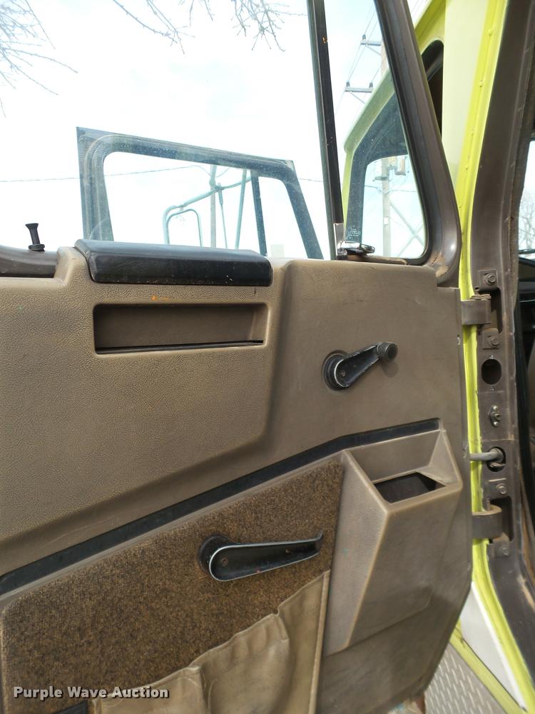 image for item L1728 1993 International 4900 fire truck