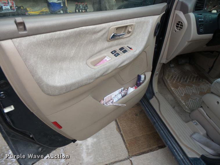 image for item L3618 2001 Honda Odyssey van