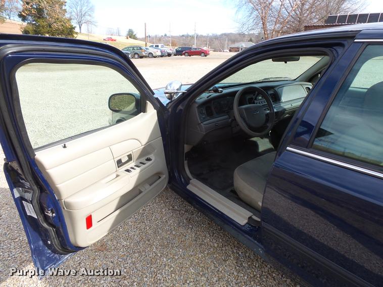 image for item L3629 2010 Ford Crown Victoria Police Interceptor