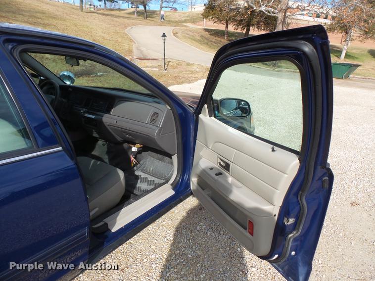 image for item L3629 2010 Ford Crown Victoria Police Interceptor