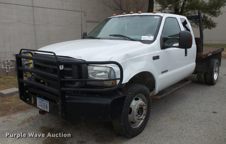 image for item L3630 2004 Ford F550 SuperCab flatbed truck