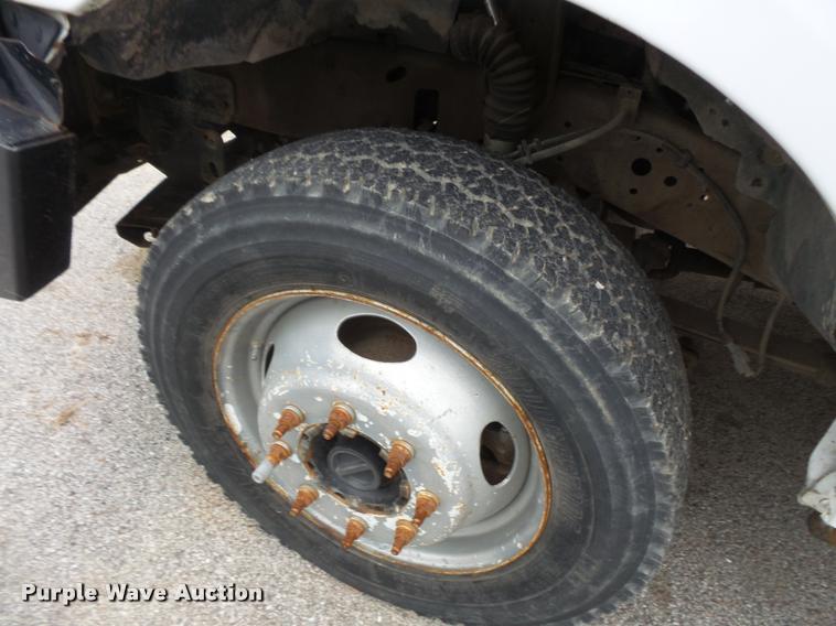 image for item L3630 2004 Ford F550 SuperCab flatbed truck