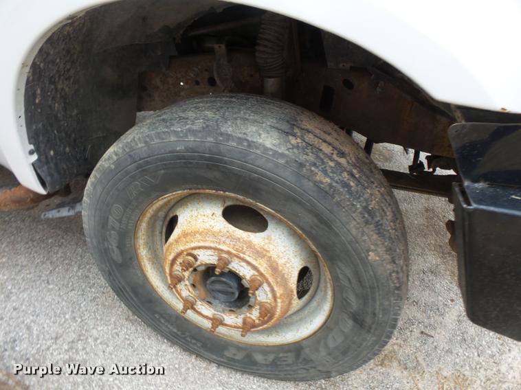 image for item L3630 2004 Ford F550 SuperCab flatbed truck