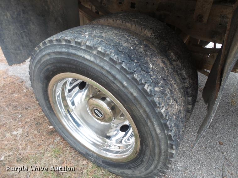 image for item L3630 2004 Ford F550 SuperCab flatbed truck