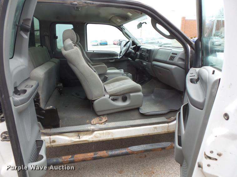 image for item L3630 2004 Ford F550 SuperCab flatbed truck