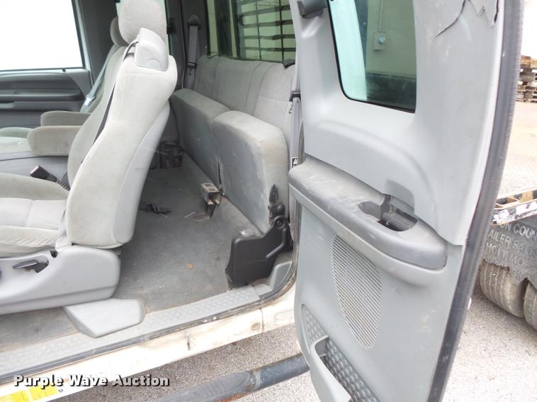 image for item L3630 2004 Ford F550 SuperCab flatbed truck