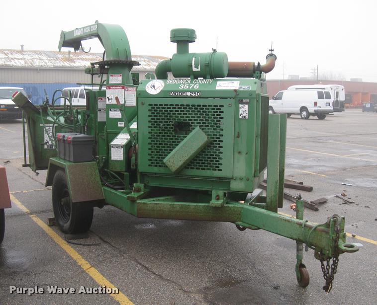 image for item L3935 2000 Bandit 250XP chipper