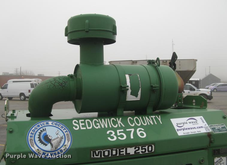 image for item L3935 2000 Bandit 250XP chipper