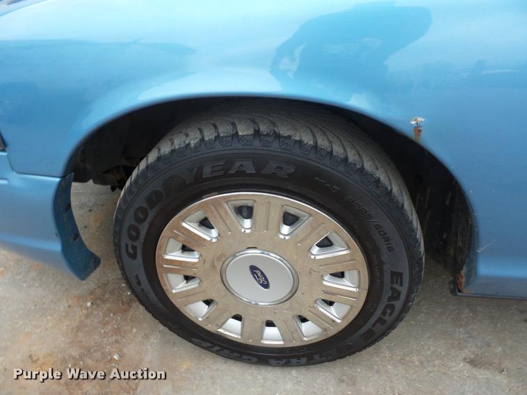 image for item L4502 2005 Ford Crown Victoria Police Interceptor