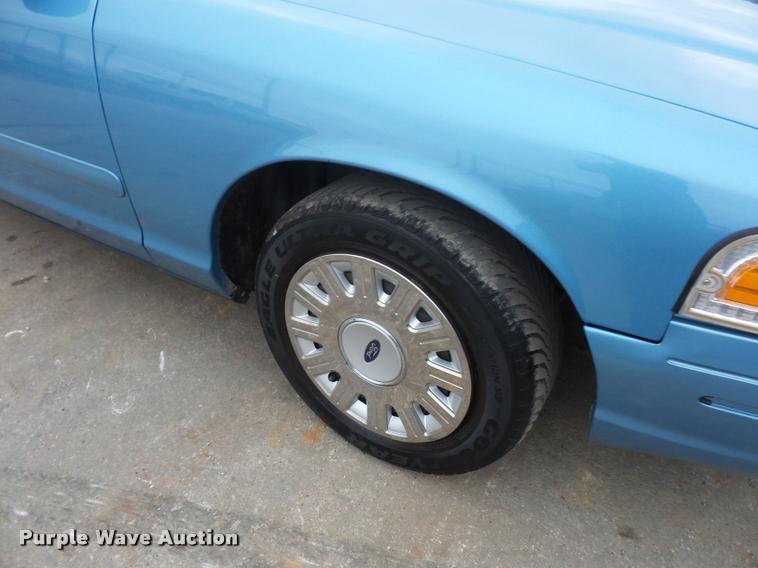 image for item L4502 2005 Ford Crown Victoria Police Interceptor