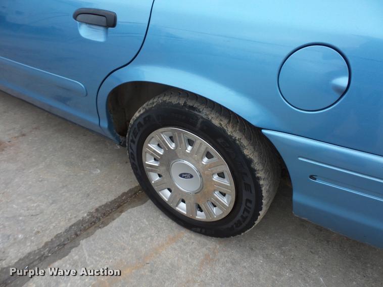 image for item L4502 2005 Ford Crown Victoria Police Interceptor