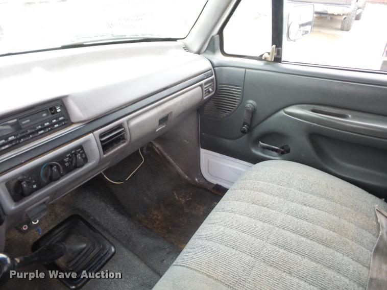 image for item L4504 1997 Ford F450 Super Duty flatbed truck