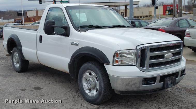 image for item L4509 2005 Ford F250 Super Duty pickup truck