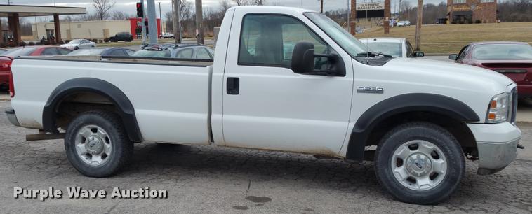 image for item L4509 2005 Ford F250 Super Duty pickup truck