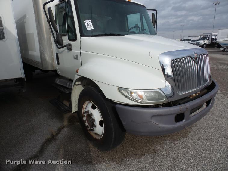 image for item L4671 2007 International 4200 box truck
