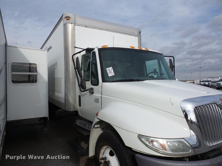 image for item L4671 2007 International 4200 box truck