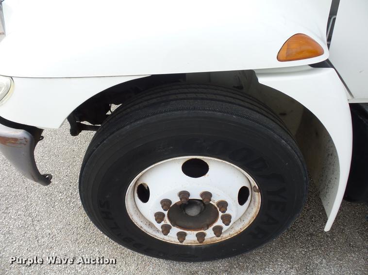 image for item L4671 2007 International 4200 box truck