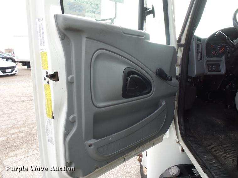 image for item L4671 2007 International 4200 box truck