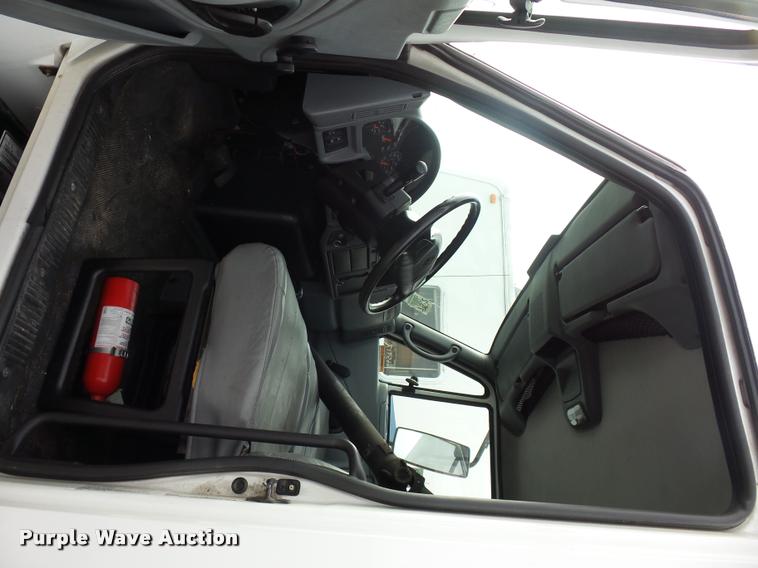 image for item L4671 2007 International 4200 box truck