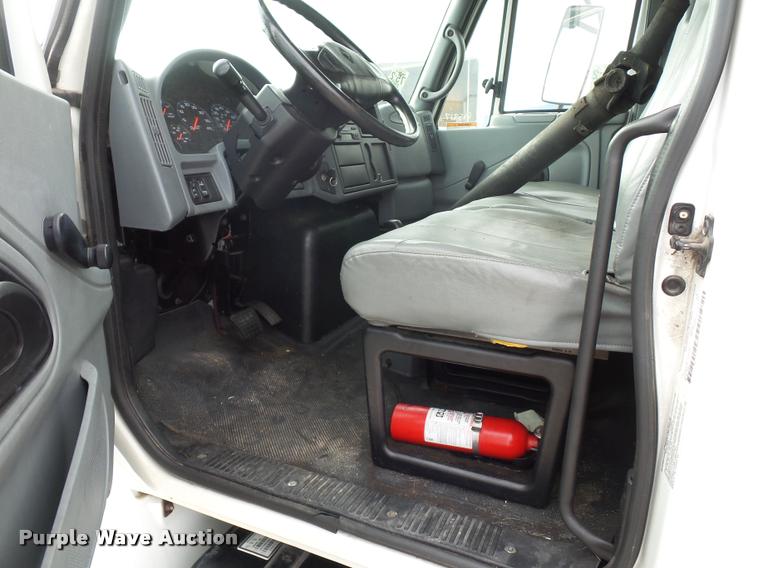 image for item L4671 2007 International 4200 box truck