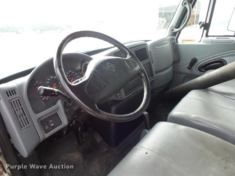 image for item L4671 2007 International 4200 box truck