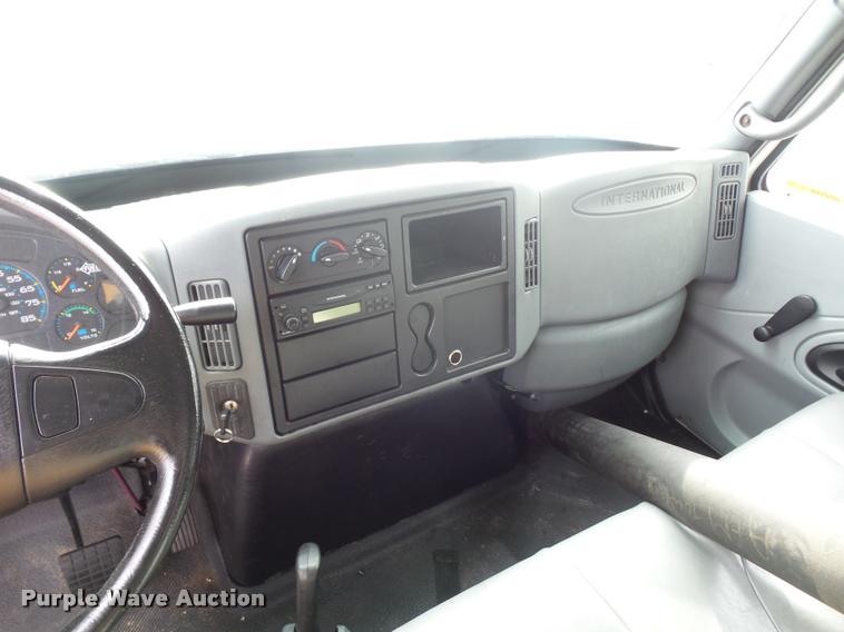 image for item L4671 2007 International 4200 box truck