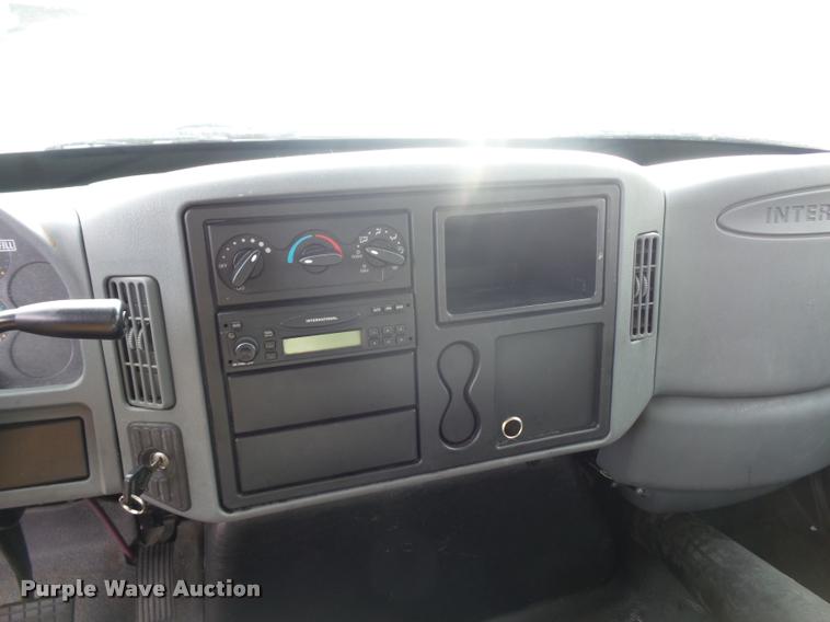 image for item L4671 2007 International 4200 box truck