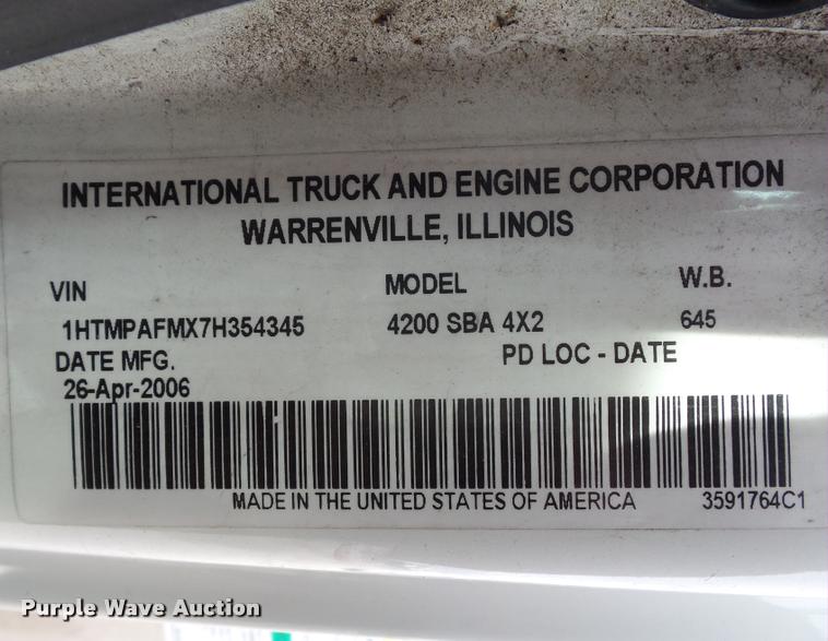 image for item L4671 2007 International 4200 box truck