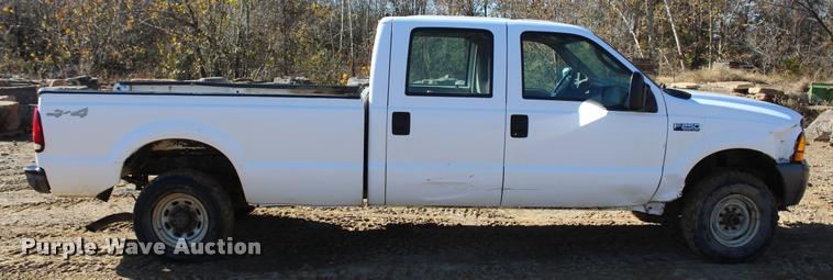 image for item L4922 2004 Ford F250 Super Duty Crew Cab pickup truck
