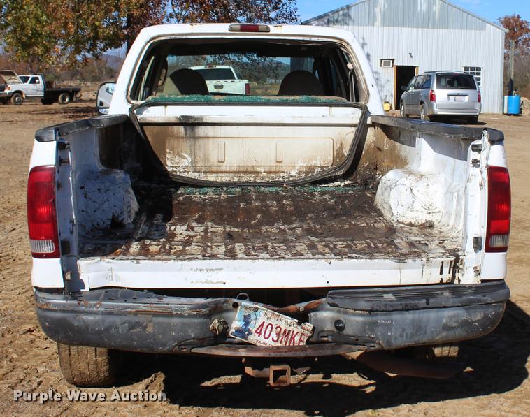 image for item L4922 2004 Ford F250 Super Duty Crew Cab pickup truck