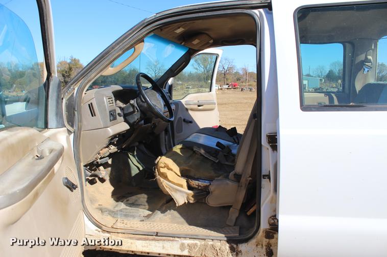 image for item L4922 2004 Ford F250 Super Duty Crew Cab pickup truck