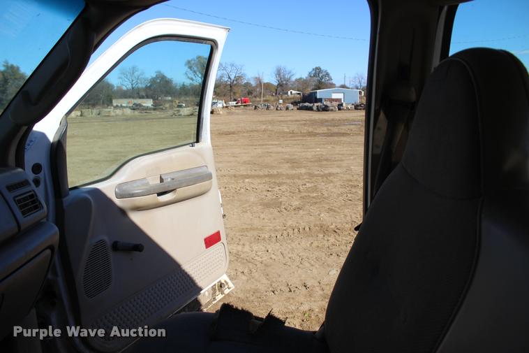 image for item L4922 2004 Ford F250 Super Duty Crew Cab pickup truck