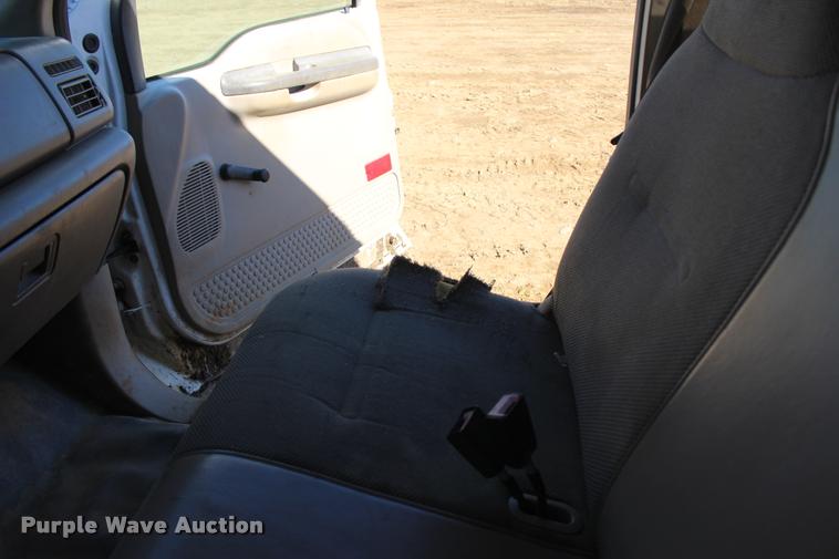 image for item L4922 2004 Ford F250 Super Duty Crew Cab pickup truck