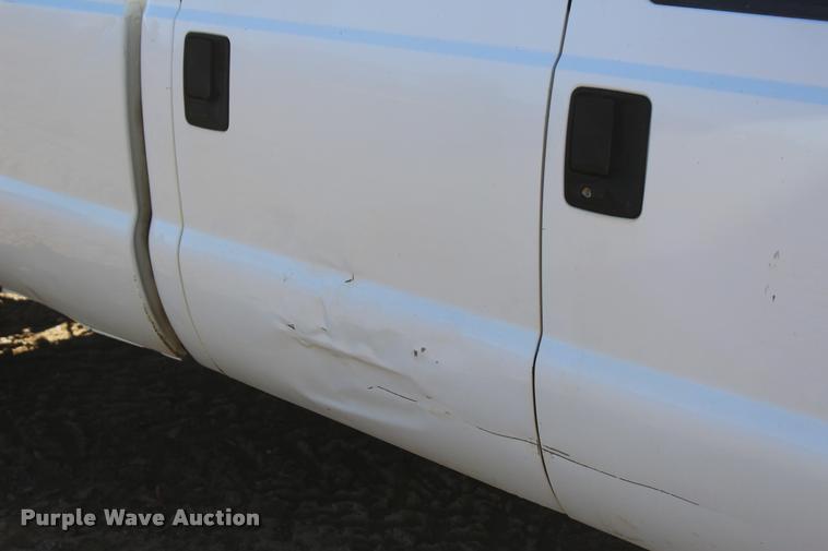 image for item L4922 2004 Ford F250 Super Duty Crew Cab pickup truck