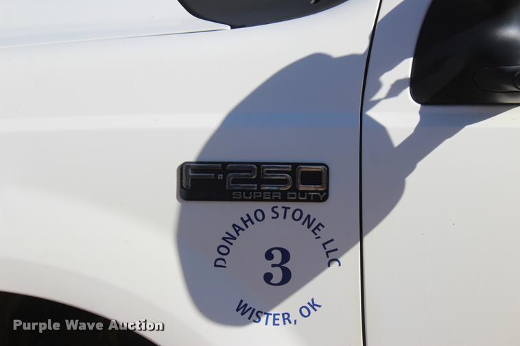 image for item L4922 2004 Ford F250 Super Duty Crew Cab pickup truck