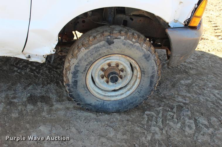 image for item L4922 2004 Ford F250 Super Duty Crew Cab pickup truck