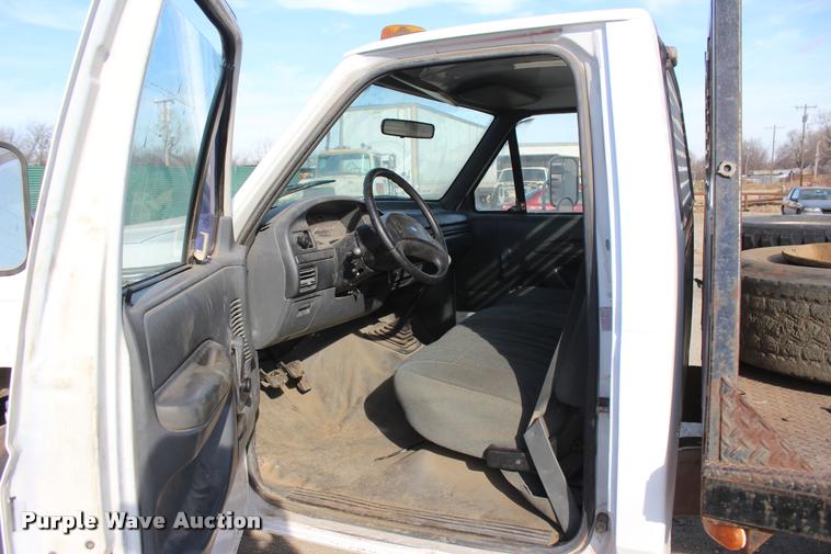 image for item L4950 1993 Ford F450 Super Duty flatbed pickup truck