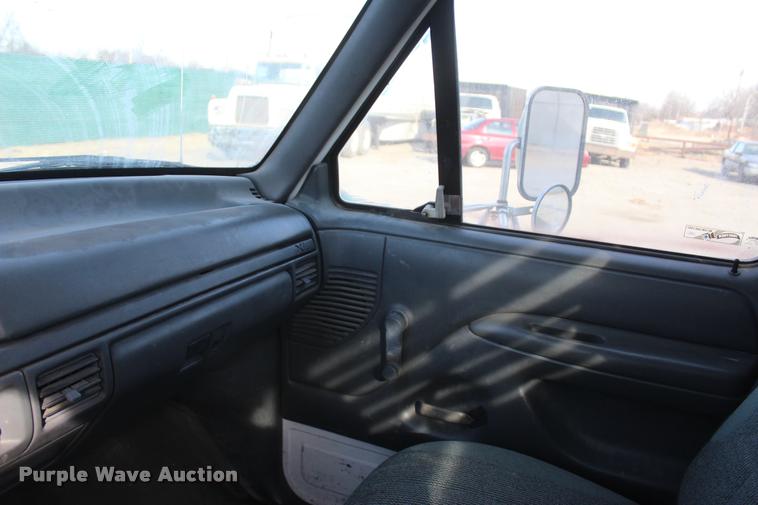 image for item L4950 1993 Ford F450 Super Duty flatbed pickup truck