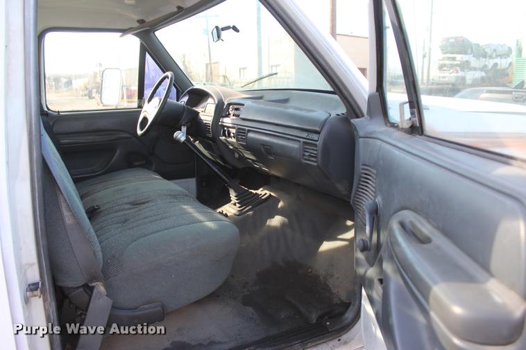 image for item L4950 1993 Ford F450 Super Duty flatbed pickup truck