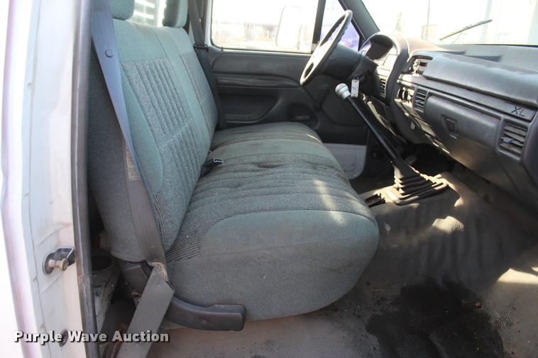 image for item L4950 1993 Ford F450 Super Duty flatbed pickup truck