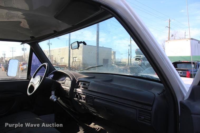 image for item L4950 1993 Ford F450 Super Duty flatbed pickup truck