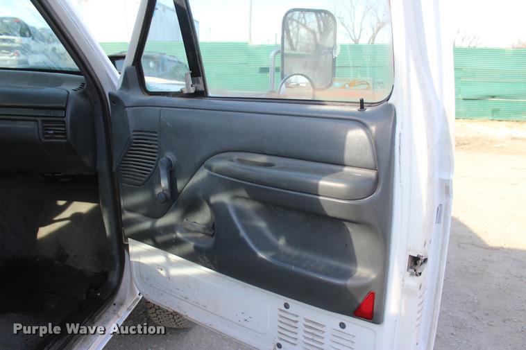 image for item L4950 1993 Ford F450 Super Duty flatbed pickup truck