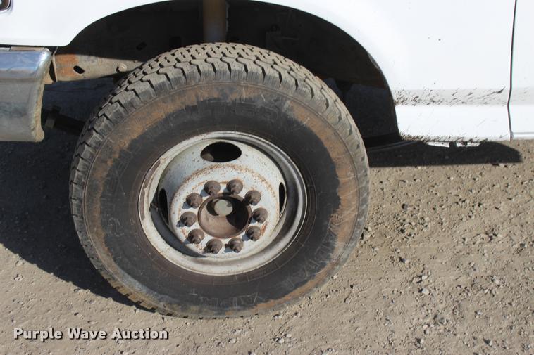 image for item L4950 1993 Ford F450 Super Duty flatbed pickup truck