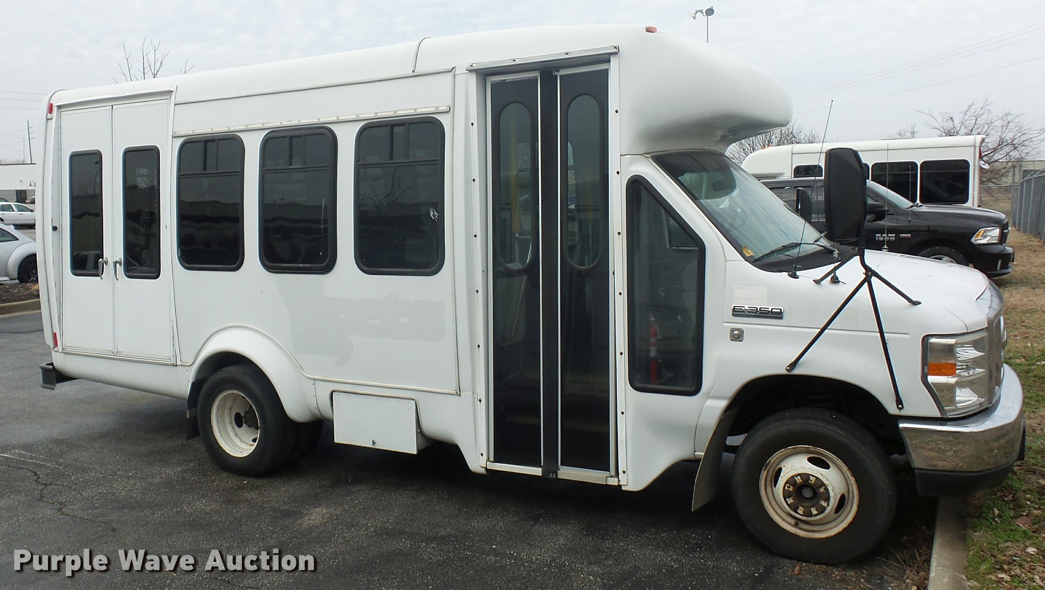 2008 Ford E350 Super Duty shuttle bus in Bridgeton, MO Item DA5831