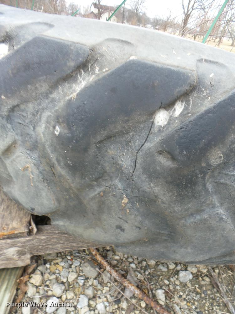 image for item AG9091 (4) motor grader tires